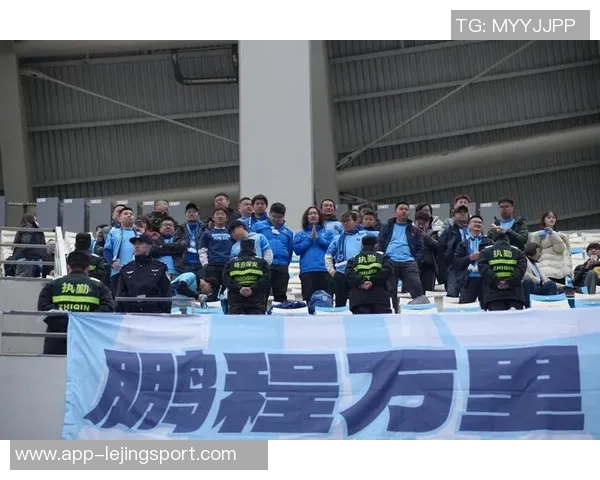 收官战首发感谢球迷一年来的支持与陪伴期待未来再相聚 收官战首发感谢球迷一年来的支持与陪伴期待未来再相聚