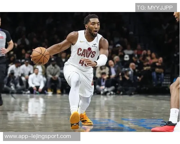 米切尔半场表现亮眼5中3贡献7分1板2助2断展现实力 米切尔半场表现亮眼5中3贡献7分1板2助2断展现实力