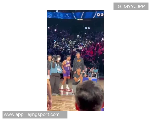 布克与中文布克合影互动投篮视频引发球迷热议