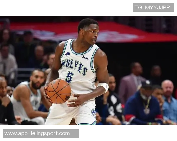 爱德华兹表现稳定半场10投5中贡献12分2篮板罚球命中率待提高