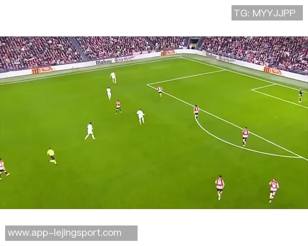 皇马反击机会错失姆巴佩禁区前射门偏离目标成高射炮