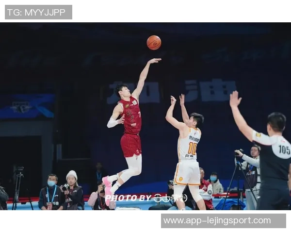 记者分析赵睿周琦组合优势明显应尽快更换小外援以充分利用豪华阵容